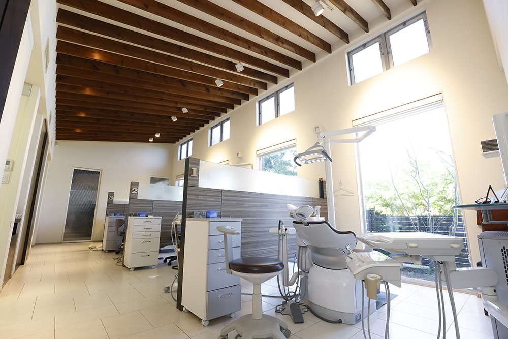 天井高のある清潔な診察室